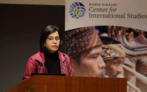 Sri Mulyani Kepergok Naik Pesawat Kelas Ekonomi dan Masih Sempat Kerja, Warganet Kagum