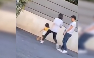 Ibu Ini Tega Tendang Anaknya yang Berusia 3 Tahun Karena Lelah Berpose, Netter Beri Kecaman