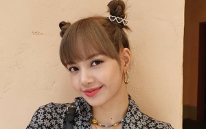 Lisa Black Pink Cuek Umbar Paha dan Perut di LA
