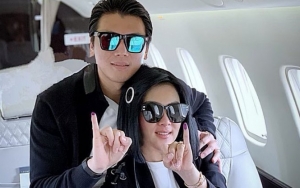 Syahrini Tetap Semangat Nyoblos di TPS Meski Kaki Terluka Ketiban Parfum Gara-Gara Reino Barack