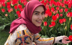 Grogi Pilih Prabowo-Sandi, Penampilan Ayu Ting Ting Berhijab Ke TPS Jadi Sorotan