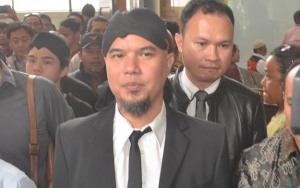 Ahmad Dhani Nyoblos di TPS Rutan Medaeng, Pakai Baju Putih dan Acungkan Jari