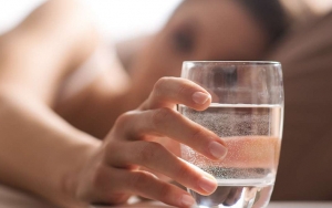 Minum Banyak Air Putih untuk Hindari Ambeien