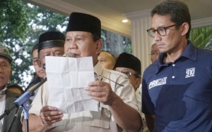  Dampingi Prabowo Gelar Deklarasi Kemenangan, Ekspresi Lesu Sandiaga Jadi Sorotan
