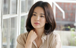 Kecantikan Song Hye Kyo Disebut Secerah Matahari Saat Hadiri Acara Publik