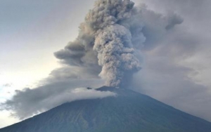 Gunung Agung Erupsi dan Muntahkan Abu Hingga 3 Km ke Segala Arah, Sejumlah Warga Mengungsi