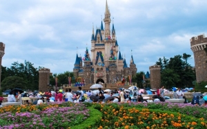 Menikmati Berbagai Wahana Disneyland Tokyo
