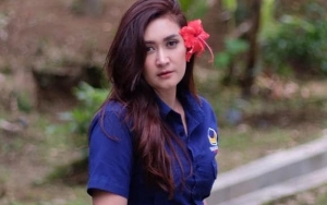 Foto Bareng, Kecantikan Putri Nafa Urbach Buat Netter Terhenyak