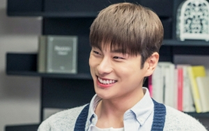Lee Yi Kyung Bikin Fans Gemas Saat Tiduran di Tangga Penginapan 'Waikiki'