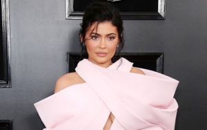 Kylie Jenner Pamer Foto Seksi, Bagian Tangan dan Pantat Dituding Gagal Edit