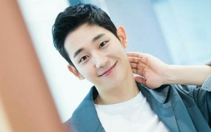 Jung Hae In Bikin Fans Makin Cinta Usai Pamer Foto Ganteng Karakternya di 'Spring Night'