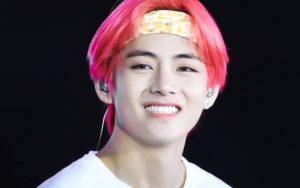 V BTS Bak Pangeran dari Kisah Dongeng Saat Temukan Anting Member Girl Grup Ini di Panggung