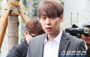 Yoochun Sumringah Tiba di Pengadilan, Langsung Muram Saat Keluar dengan Tangan Diikat