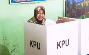  Wali Kota Surabaya Tri Rismaharini Beri Pekerjaan dan Beasiswa untuk Anak Petugas KPPS Meninggal 
