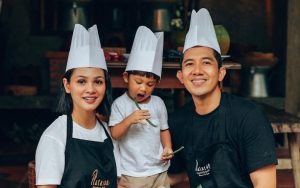 Andien Unggah Foto Cium Bibir dan Tulis Pesan Manis Untuk Suami di Hari Jadi Pernikahan