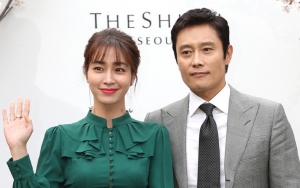 Ekspresi Wajah Lee Byung Hun Saat Jepret Foto Lee Min Jung Jadi Perhatian