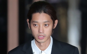 Foto Legendaris Jung Joon Young Tersiksa Didorong Reporter Menang Penghargaan 