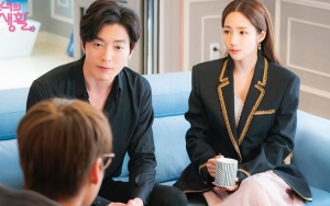 Senyum Manis Kim Jae Wook - Park Min Young di Foto Adegan 'Her Private Life' Bikin Fans Meleleh
