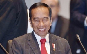 Jelang May Day, Jokowi Makan Siang Sederhana Bareng Buruh Pabrik Sepatu