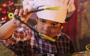 Adhiyat Si Ian 'Pengabdi Setan' Mendadak Jago Masak Gara-Gara 'Koki Koki Cilik 2'