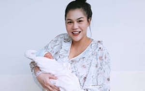 Suami DJ Katty Butterfly Bikin Ngeri Gara-Gara Gendong Bayinya Yang Baru Seminggu Pakai Satu Tangan