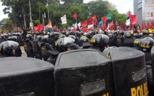 Jurnalis Diinjak dan Ditendang Polisi di Aksi May Day Bandung Meski Sudah Tunjukkan Kartu Pers