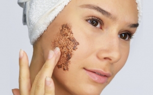 Singkirkan Komedo Bandel dengan 7 Rekomendasi Produk Face Scrub dan Masker Ini