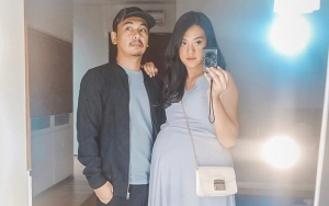 Raditya Dika Rela Pakai Baju Pink Demi Istri Yang Sebentar Lagi Lahiran, Netter: Tumben Ganteng