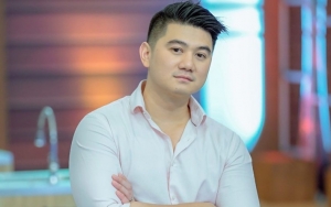  Biasa Tampil Galak, Chef Arnold Ternyata Punya Selera Humor Sereceh Ini