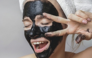 Detoksifikasi Wajah dengan Charcoal