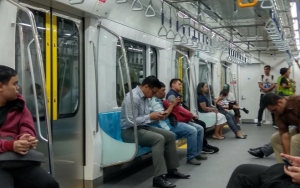 Penumpang Hanya Boleh Buka Puasa Dengan Air Putih dan Kurma di Dalam Kereta MRT, Warganet Protes
