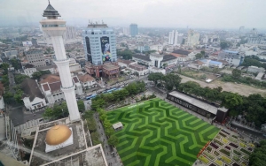 Main di Rumput Luas Alun-Alun Bandung