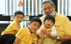 Cucu SBY Sudah Pintar Salat Meski Baru 2 Tahun, Intip Foto Lucunya Pakai Mukena Kebesaran