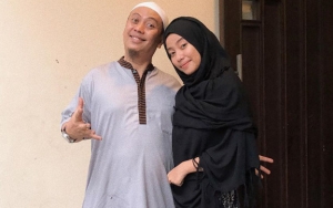 Sambut Sang Ayah Pulang dari Turki, Putri Opick Ditegur Karena Foto Melet
