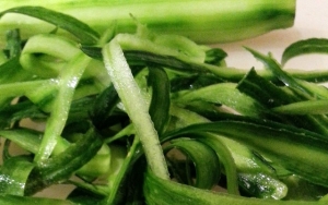 Membuang Kulit Sayur yang Bergizi