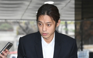 Jung Joon Young Potong Rambut dan Terus Menunduk di Sidang Pertama