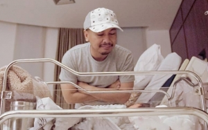 Raditya Dika Penasaran Kenapa Sang Buah Hati Suka Dibedung, Suami Annisa Aziza Lakukan Ini