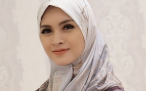  Donita Banjir Kiriman Hijab Usai Putuskan Hijrah