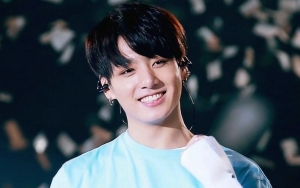 Jungkook BTS Ambil Ponsel ARMY Saat Konser Karena Cantik?
