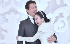 Syahrini Romantis Suapi Reino Barack Malah Diejek Kayak Ibu-Anak Hingga Bikin Jijik