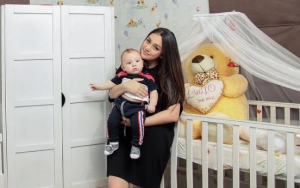 Celine Evangelista Berhijab Tak Jijik ke Desa 'Kumuh', Stefan William Dibully Istri Pamer Baksos
