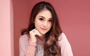 Berhijab Dibully Pansos, Penampilan Celine Evangelista Pakai Kaftan Kembali Banjir Pujian