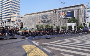Tagar #SaveIndonesia Trending, Foto Anggota Brimob Video Call Anak dan Kelelahan Disorot
