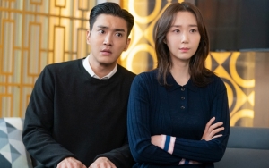 Tangan Siwon Saat Rangkul Lee Yoo Young di Lokasi Syuting Drama Berhasil Curi Fokus