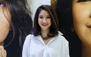 Rusuh Aksi 22 Mei, Presenter Novita Angie Tetap Siaran dan Eksis Bareng Aparat Kepolisian