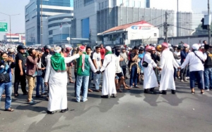 FPI Ternyata Bantu Polisi Halau Massa Rusuh di Flyover Slipi yang Niat Gabung ke Tanah Abang