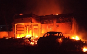 Diduga Kecewa Dihalau Ikut Aksi 22 Mei, Markas Polisi Tambelang di Sampang Dibakar Massa