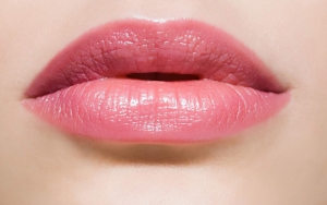 Tak Mau Bibir Menghitam? Hindari 9 Kebiasaan Buruk yang Sering Dilakukan Wanita Ini