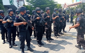 Dijuluki 'Pahlawan Sejati', Intip 9 Potret Menyentuh Anggota Brimob Saat Kawal Aksi Demo 22 Mei