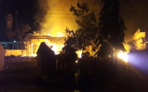 Polisi Sudah Kantongi Nama Anggota Ormas yang Bakar Mapolsek Tambelangan Sampang